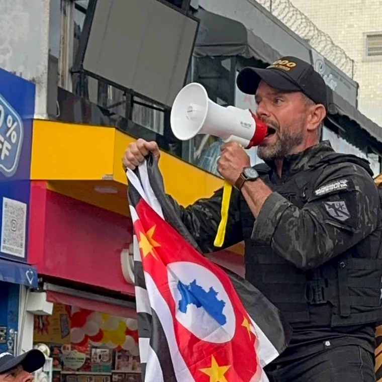 Delegado Mesquita nas ruas com a bandeira de São Paulo