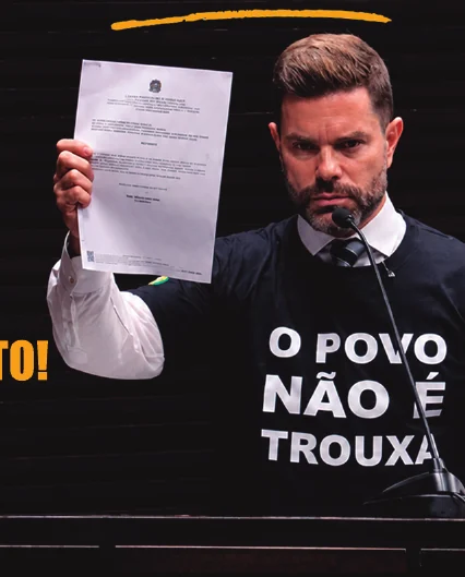 Delegado Mesquita com o documento do pedido de cassação